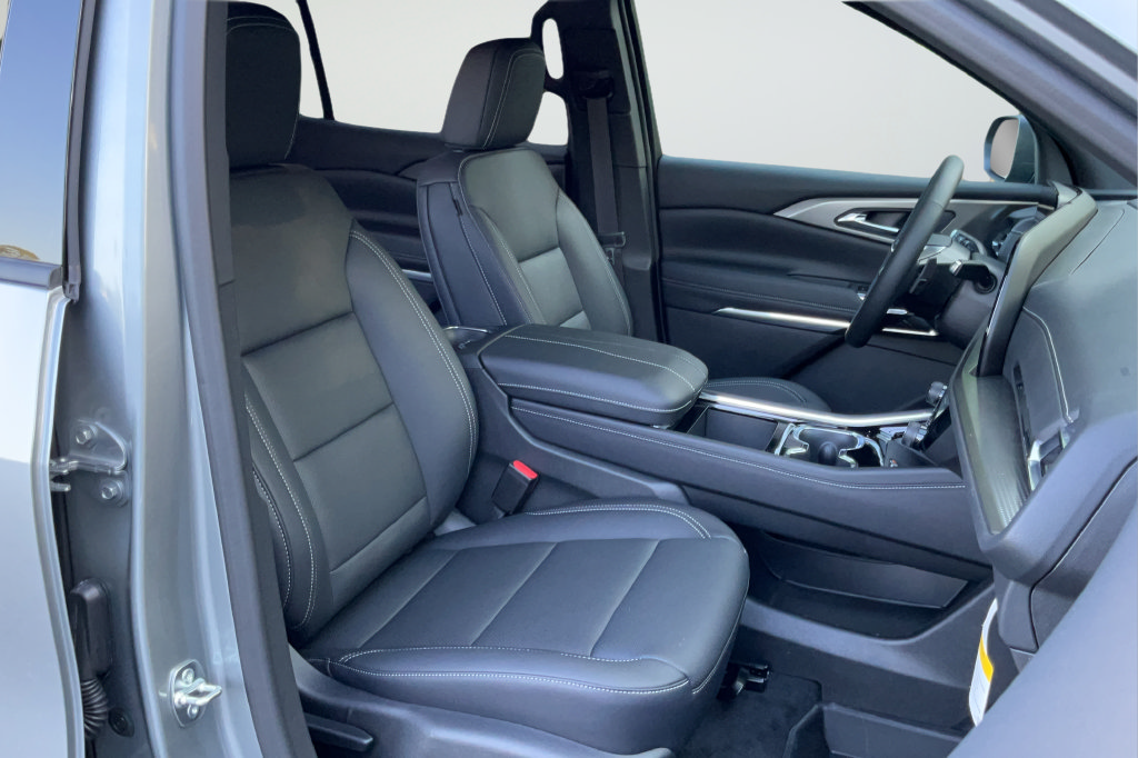 New 2027 Chevrolet Traverse LT w/ LPO, Floor Liner Package FWD image 18