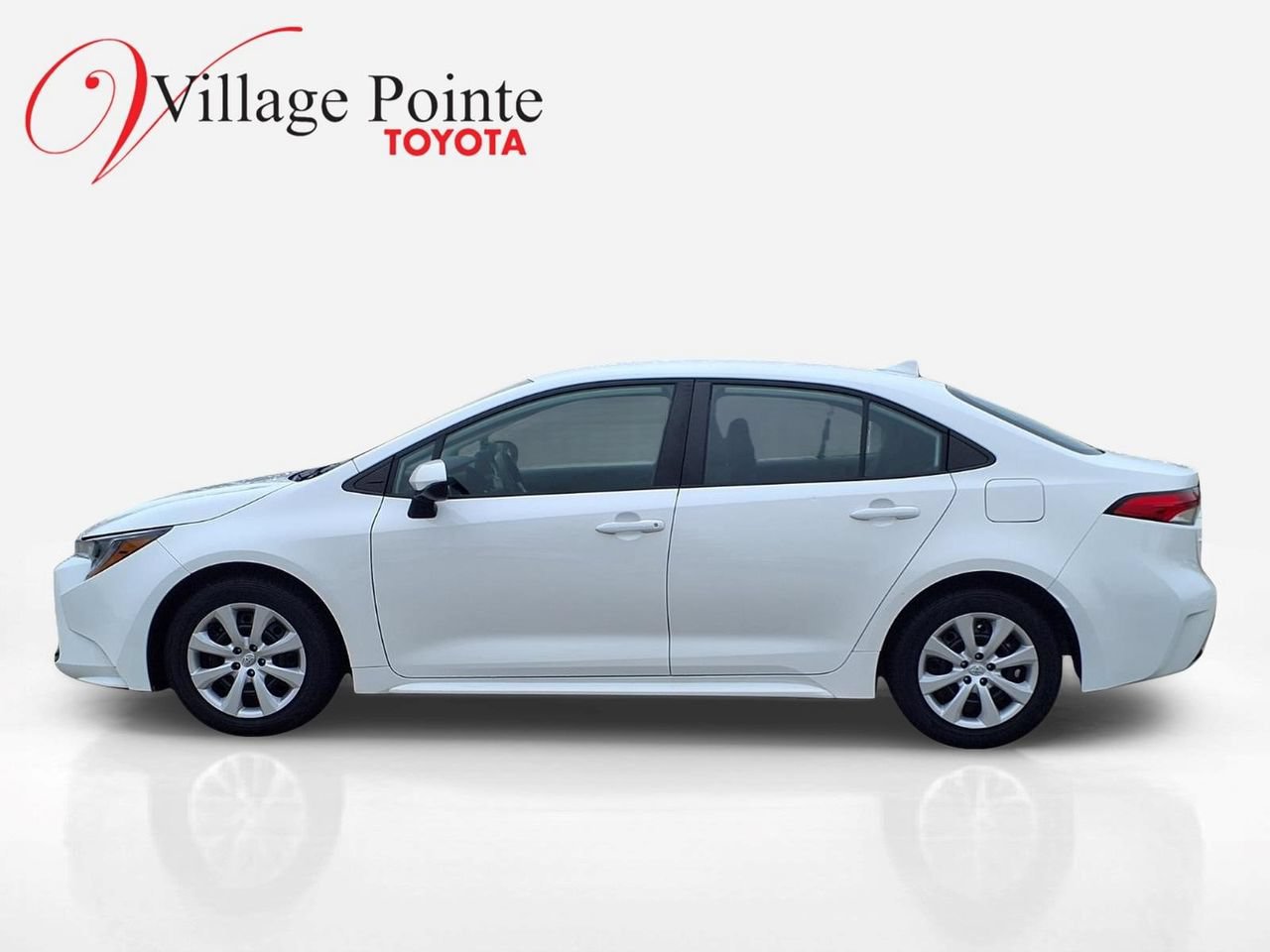 Used 2024 Toyota Corolla LE FWD image 2