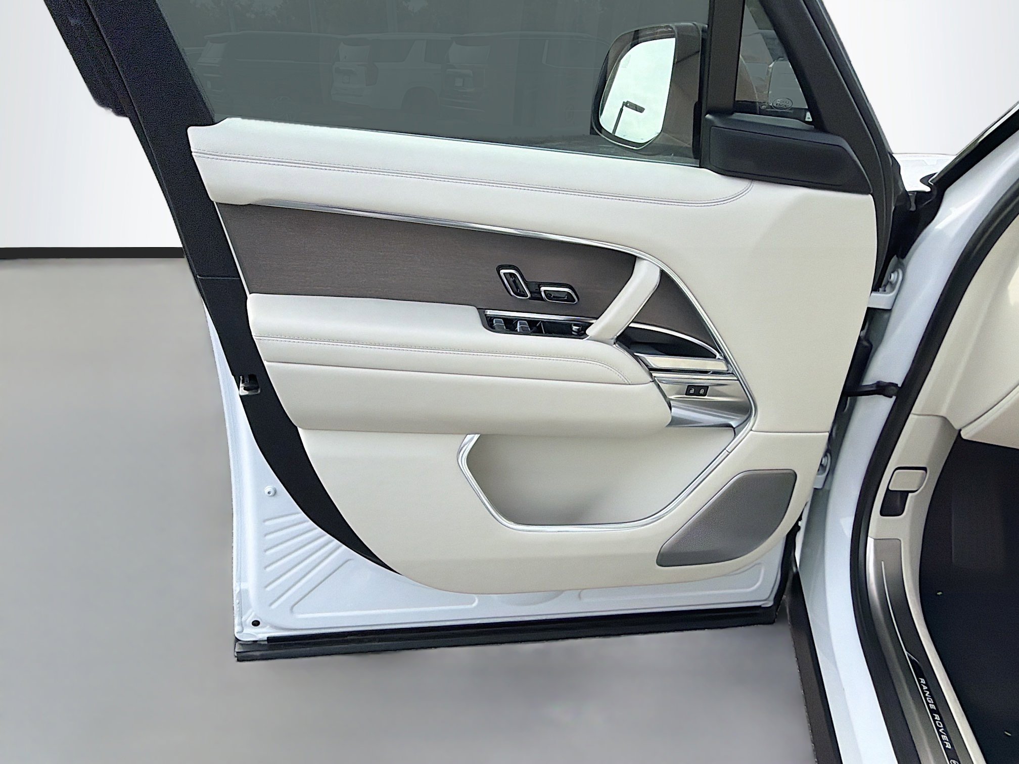 Used 2025 Land Rover Range Rover SV image 23