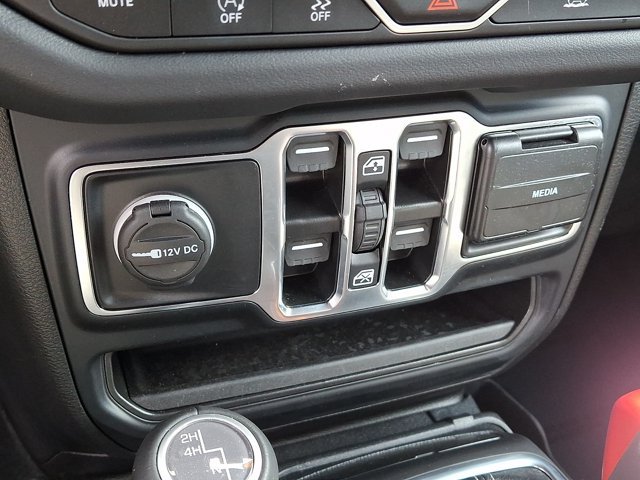 Used 2024 Jeep Wrangler Unlimited Sahara w/ Technology Group AWD/4WD image 24
