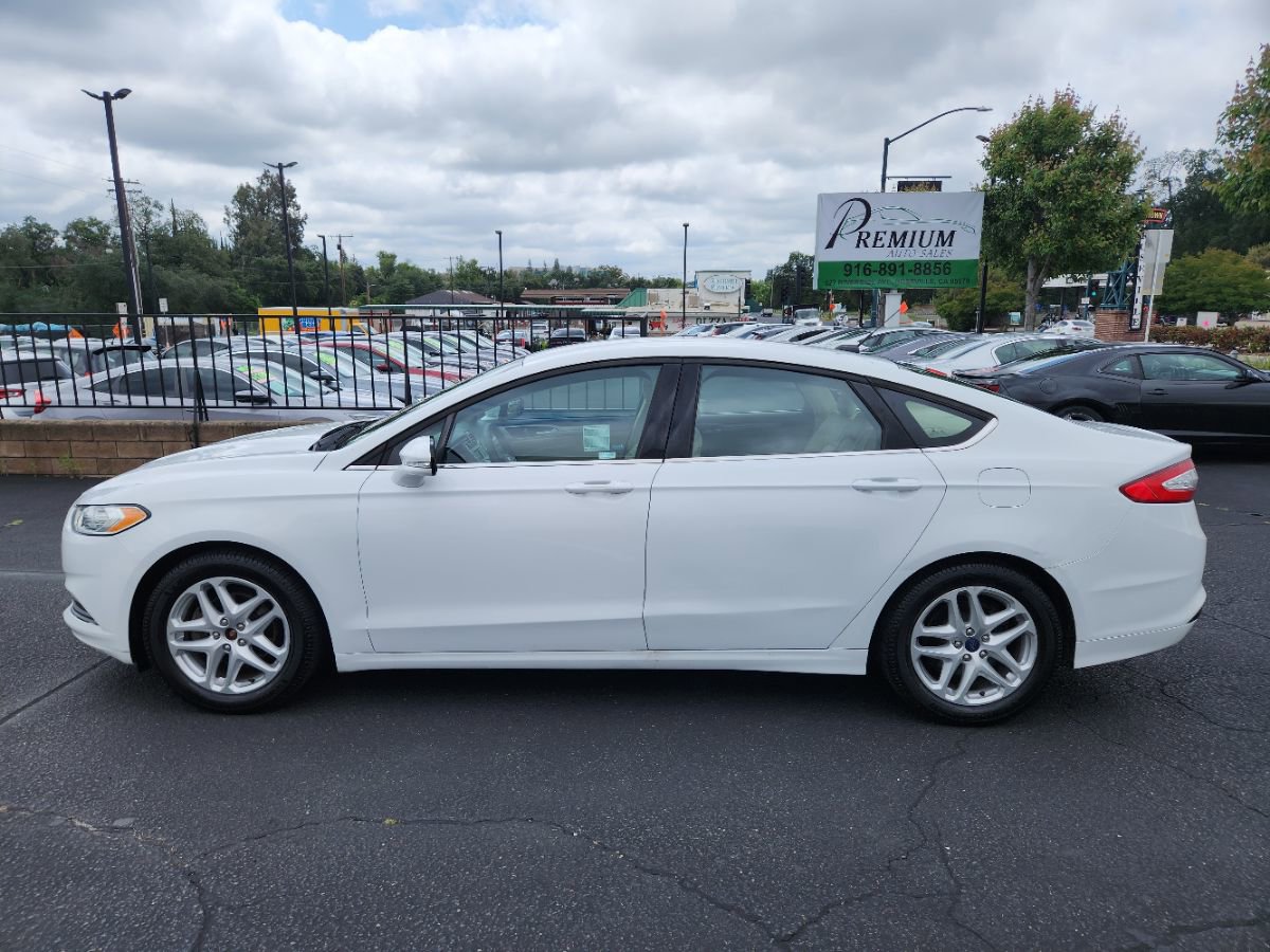 Used 2015 Ford Fusion SE FWD image 2