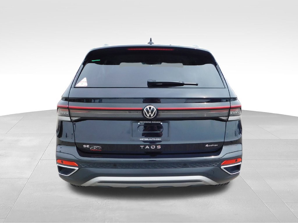 Used 2025 Volkswagen Taos SE AWD/4WD image 4