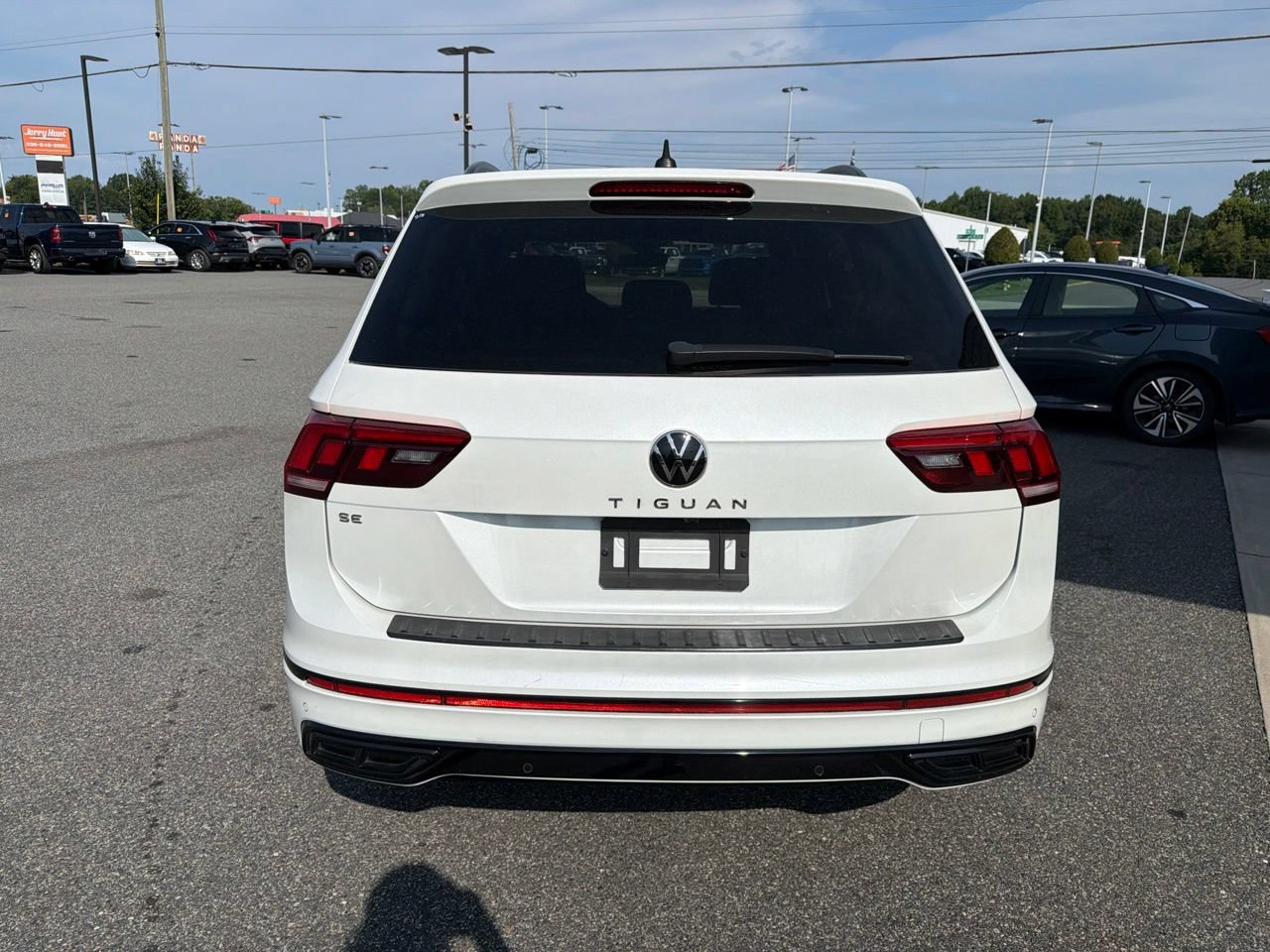 Used 2023 Volkswagen Tiguan SE R-Line FWD image 8
