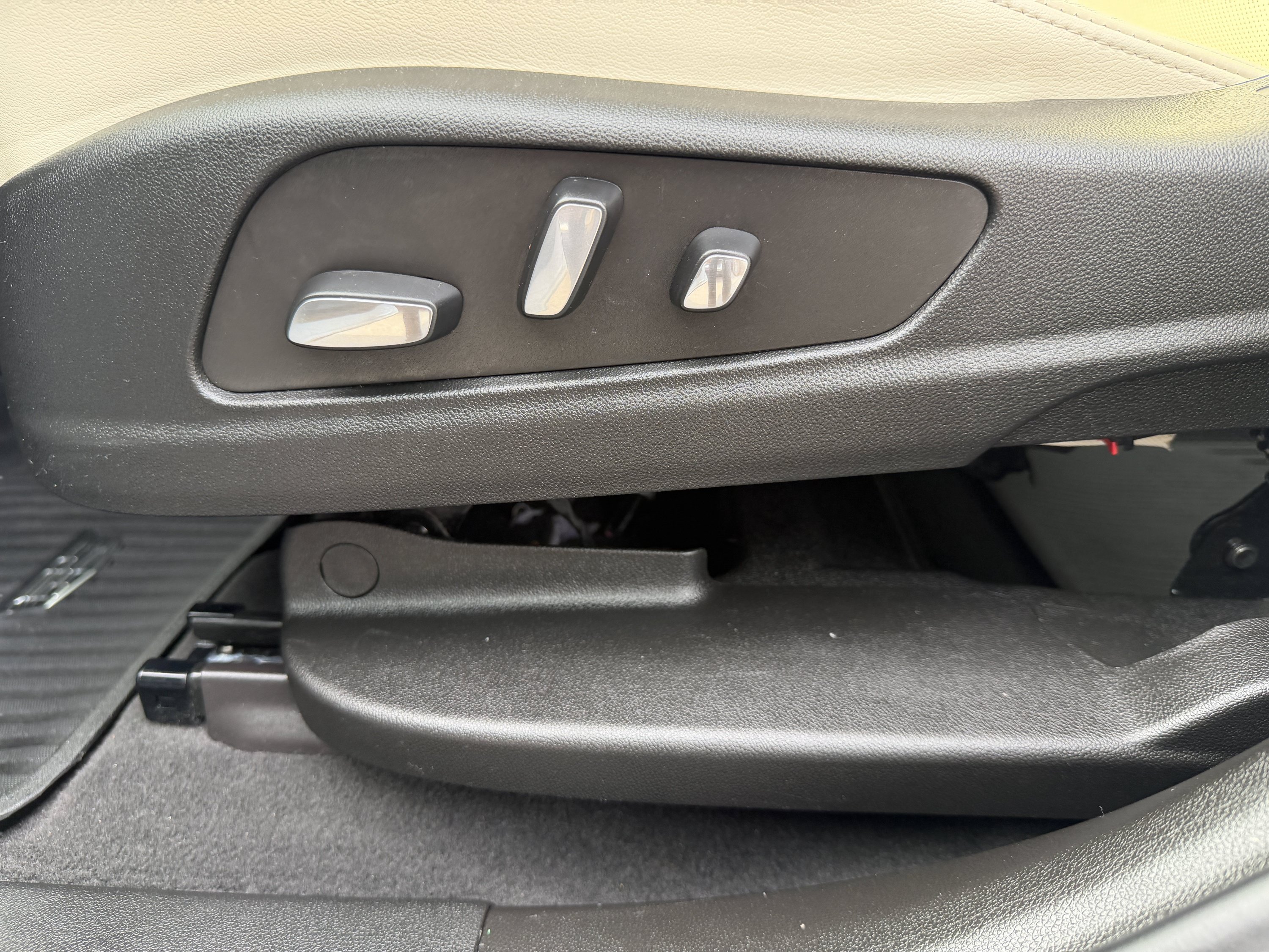 Used 2024 Cadillac XT6 Sport w/ LPO, Floor Liner Package AWD/4WD image 33
