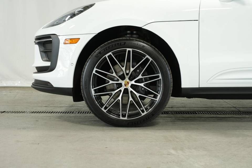 Certified 2025 Porsche Macan AWD/4WD image 42