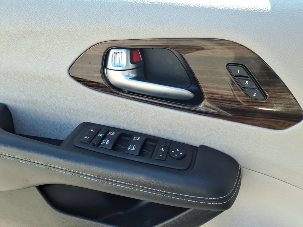 Used 2023 Chrysler Pacifica Limited FWD image 16