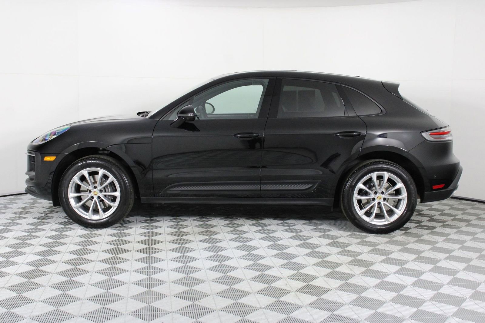 Certified 2025 Porsche Macan image 2