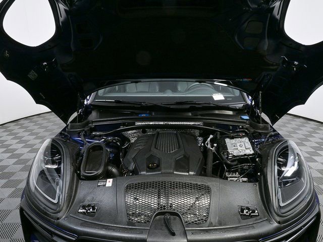 Certified 2025 Porsche Macan AWD image 36