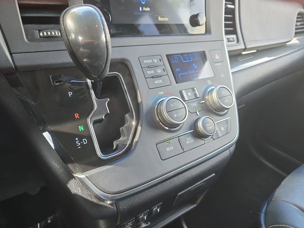 Used 2015 Toyota Sienna SE image 19