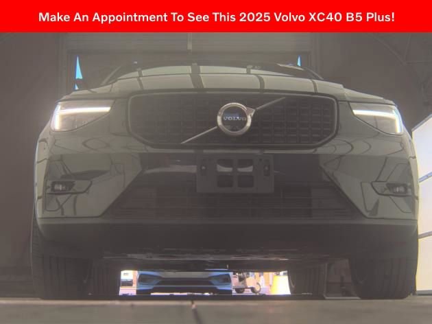 Used 2025 Volvo XC40 B5 Plus image 2