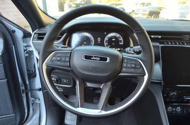 New 2025 Jeep Grand Cherokee Limited w/ Black Appearance Package image 16