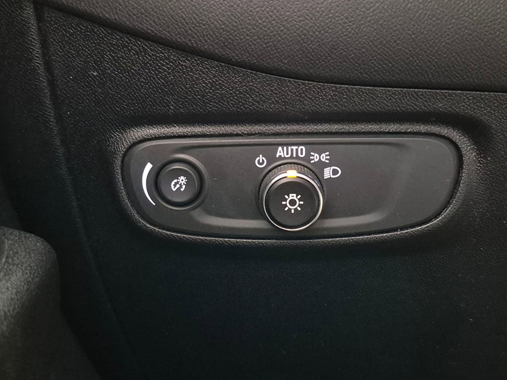 Used 2018 Chevrolet Equinox LT FWD image 16