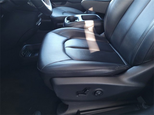 Certified 2025 Chrysler Pacifica Select image 16