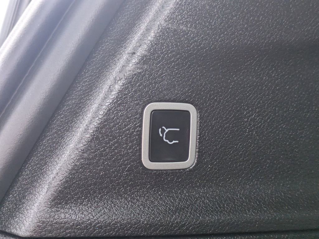 Used 2021 Chrysler Pacifica Limited w/ Uconnect Theater Family Group image 14