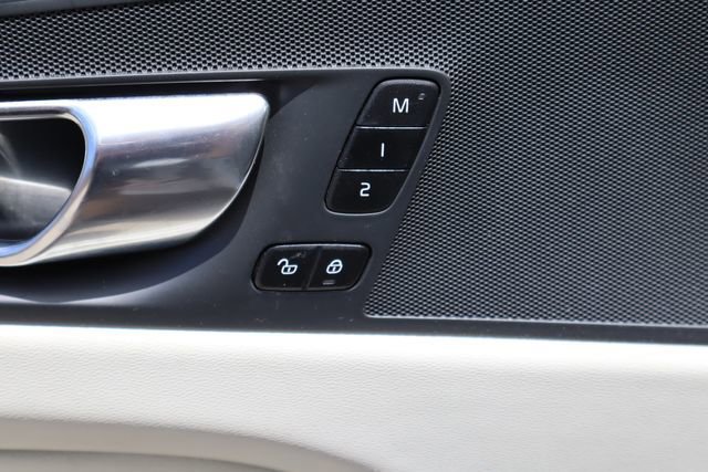 Used 2021 Volvo XC60 T5 Momentum w/ Advanced Package FWD image 22