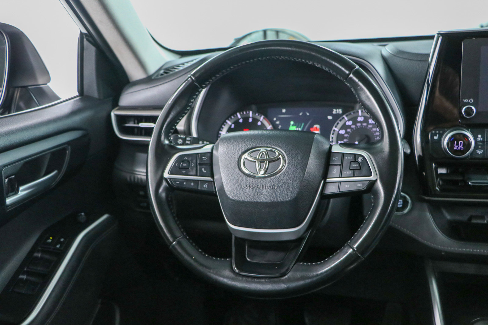 Used 2023 Toyota Highlander XLE AWD/4WD image 13