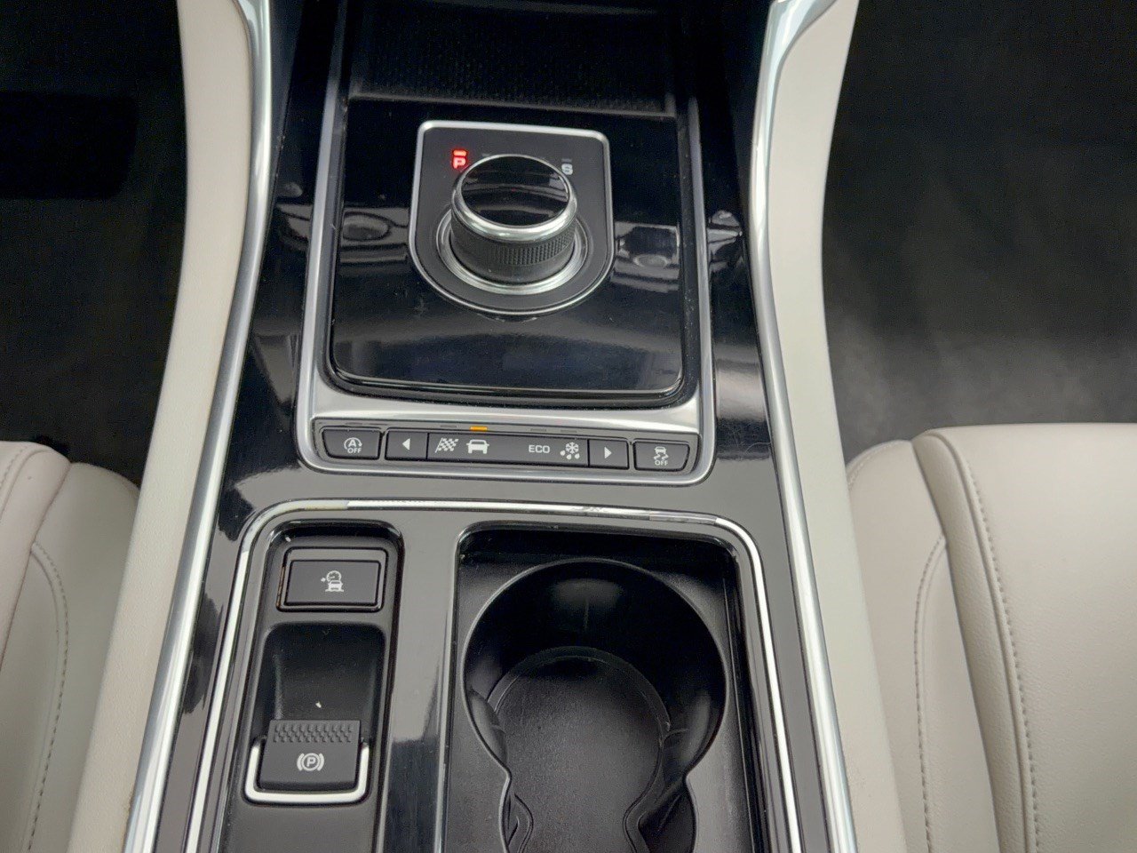 Used 2018 Jaguar XF Premium RWD image 22