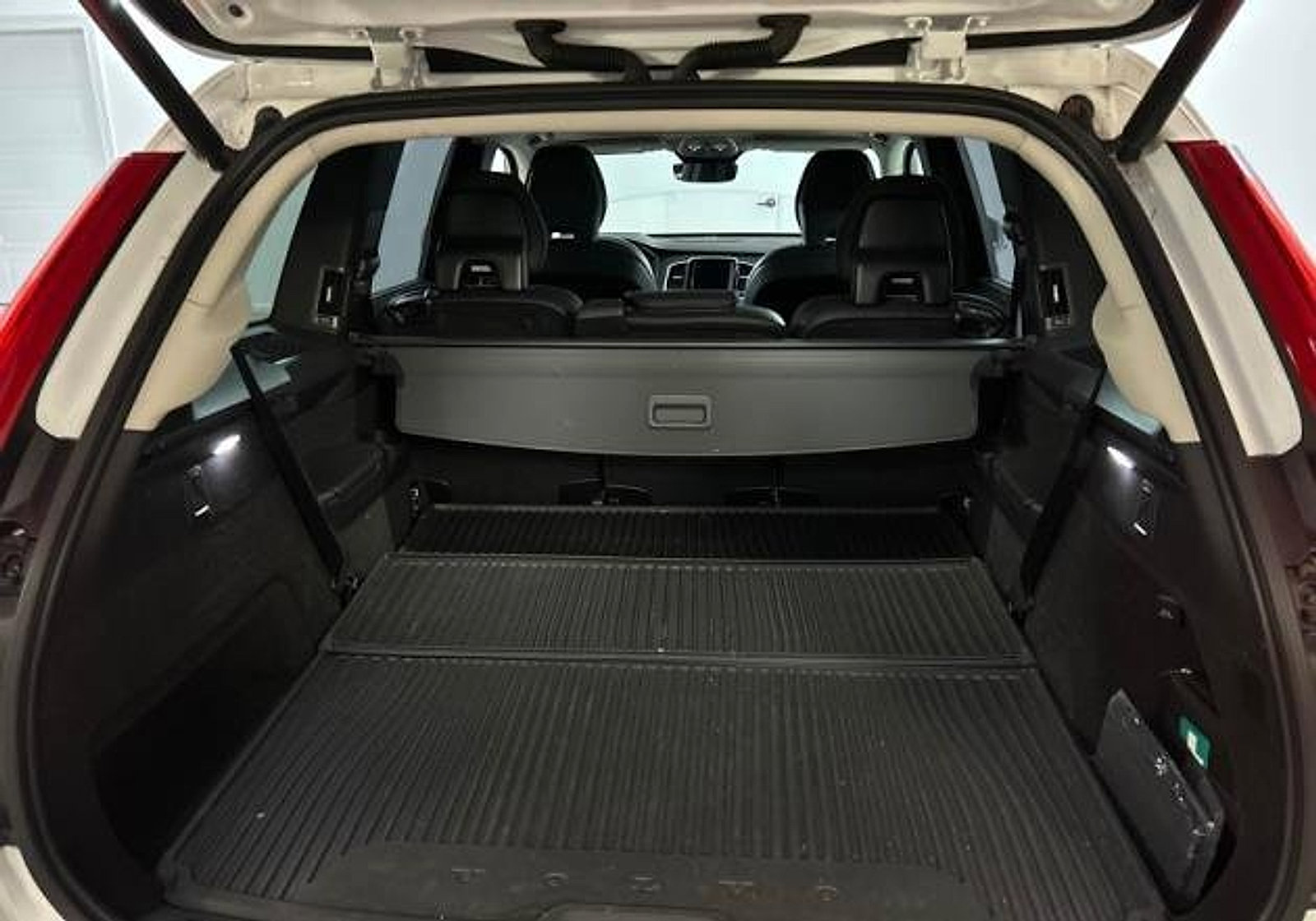 Certified 2024 Volvo XC90 B6 Ultimate w/ Protection Package Premier image 17