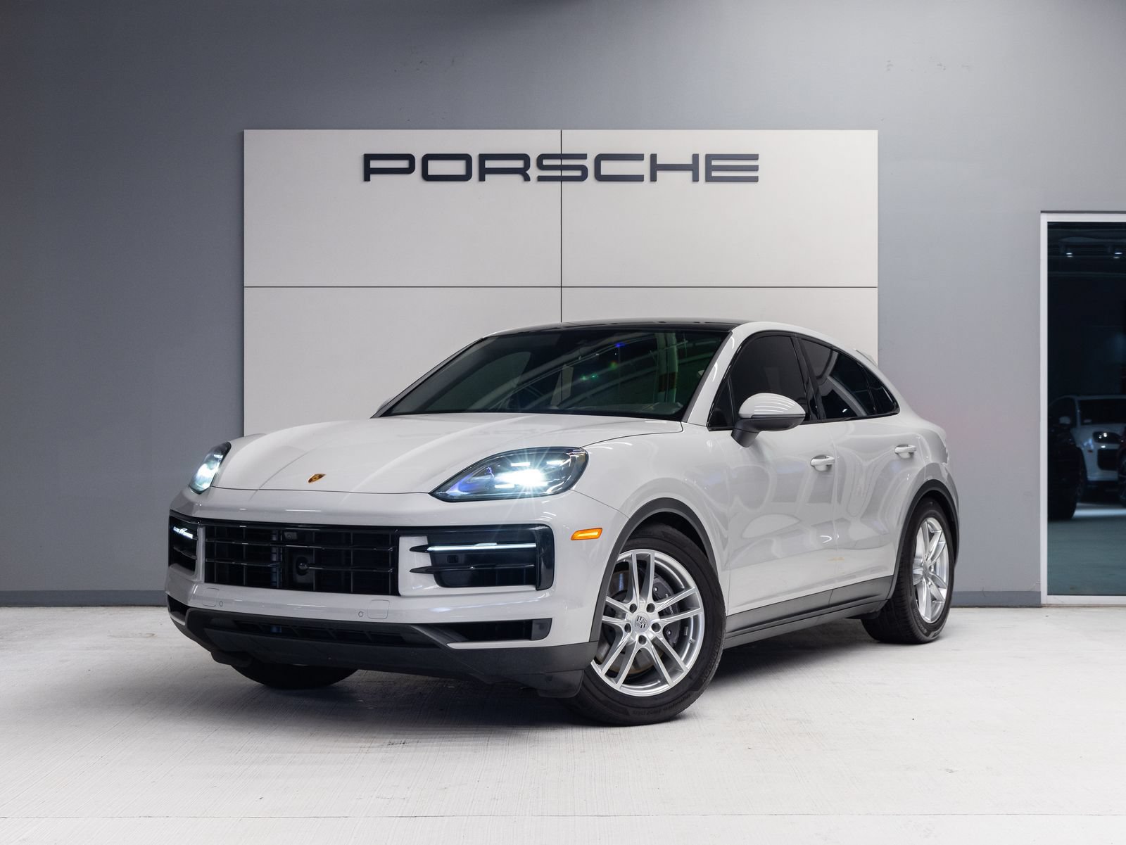 Certified 2024 Porsche Cayenne Coupe AWD/4WD image 1