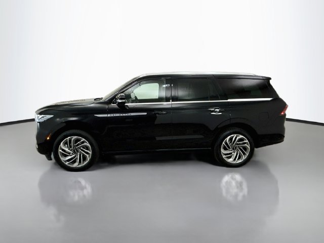 Used 2025 Lincoln Navigator Reserve AWD/4WD image 4