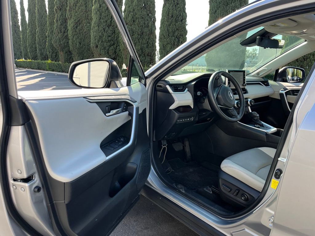 Used 2022 Toyota RAV4 Limited image 9