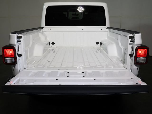 Used 2023 Jeep Gladiator Rubicon w/ Cold Weather Group AWD/4WD image 10