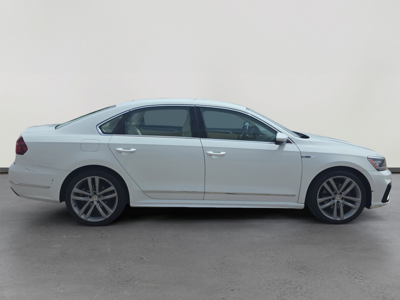 Used 2017 Volkswagen Passat 1.8T R-Line w/ R-Line Lighting Package FWD image 6
