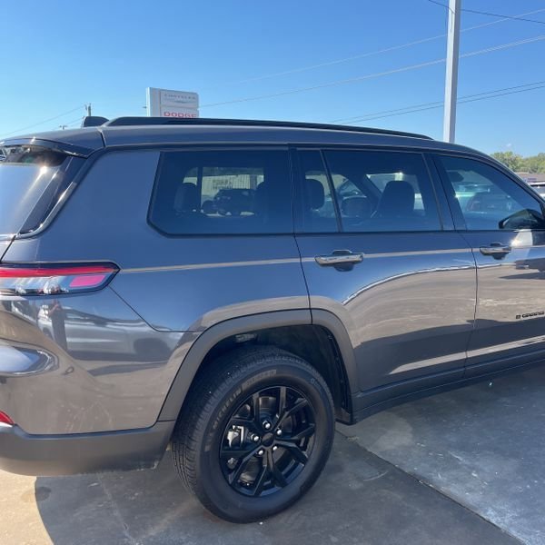 Used 2024 Jeep Grand Cherokee L Altitude image 3
