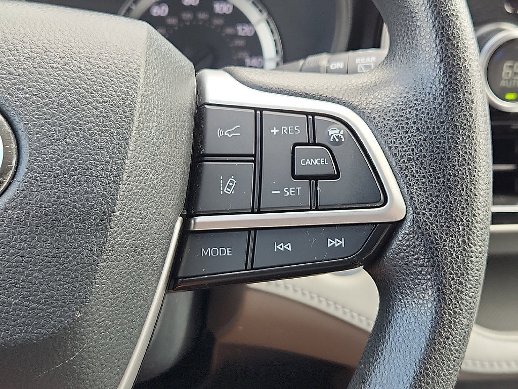 Used 2023 Toyota Highlander L FWD image 22