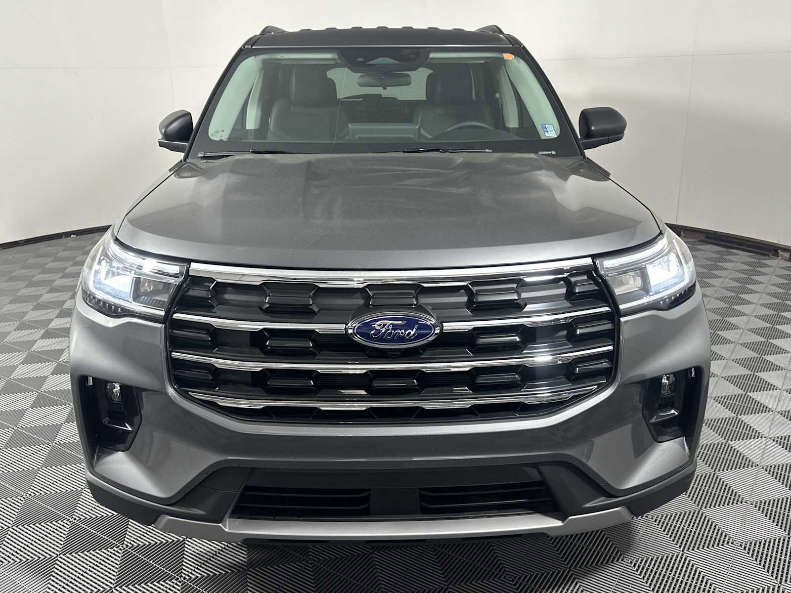 Used 2025 Ford Explorer Active w/ Active Comfort Package RWD image 2