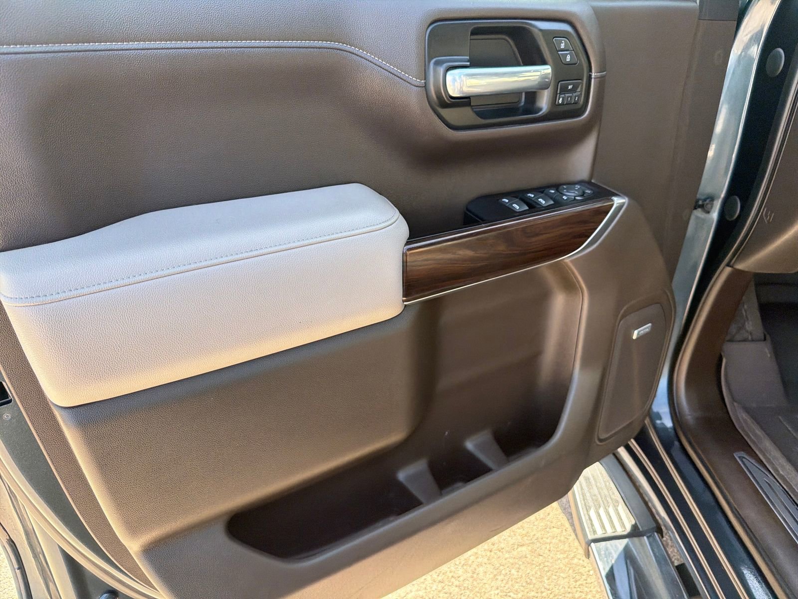 Used 2019 GMC Sierra 1500 SLT w/ SLT Premium Plus Package AWD/4WD image 14