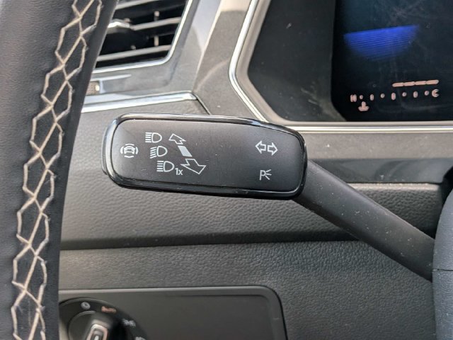 Used 2023 Volkswagen Tiguan SE FWD image 33
