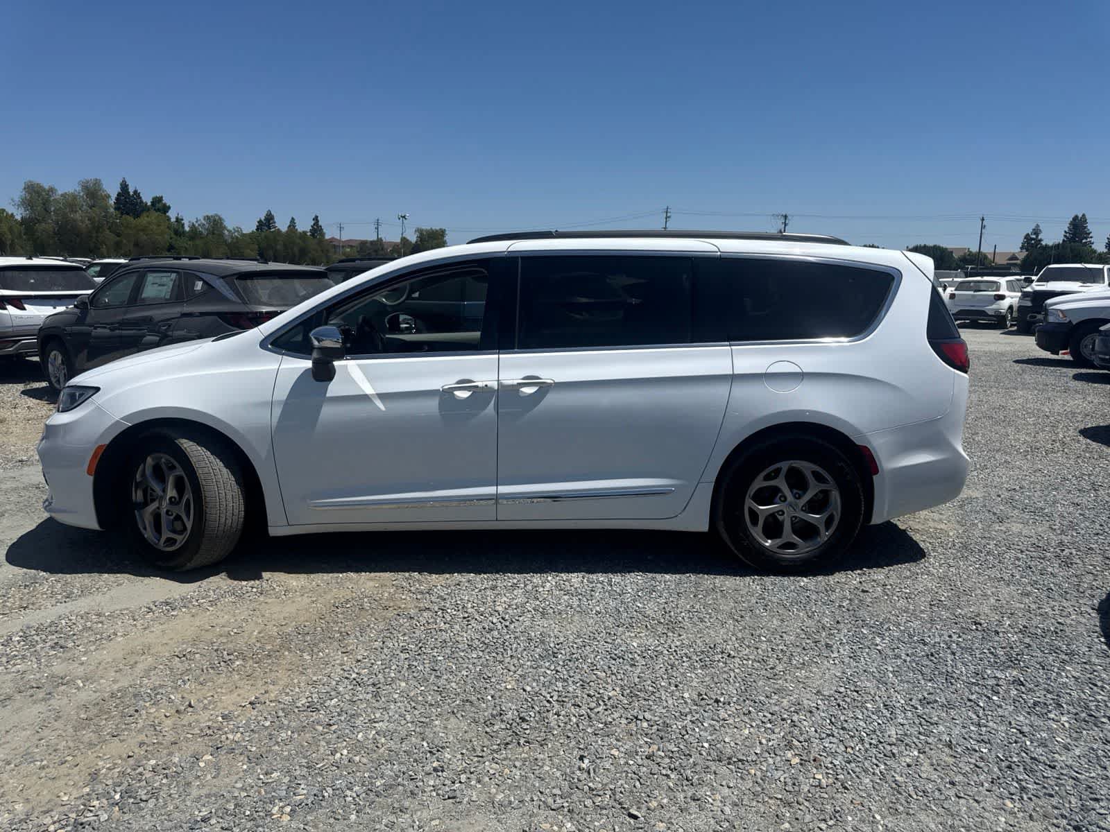 Used 2023 Chrysler Pacifica Limited FWD image 8
