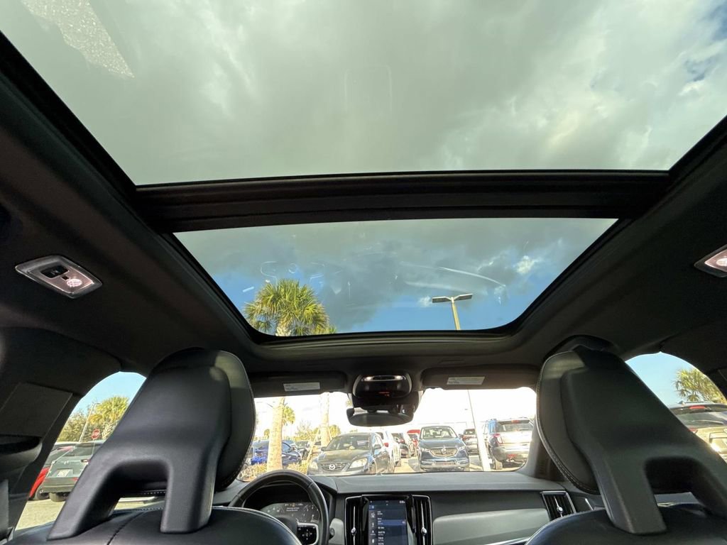 Used 2018 Volvo V90 T5 R-Design image 21