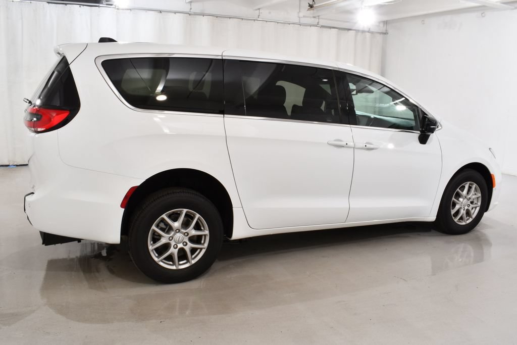 Used 2026 Chrysler Pacifica Select FWD image 12