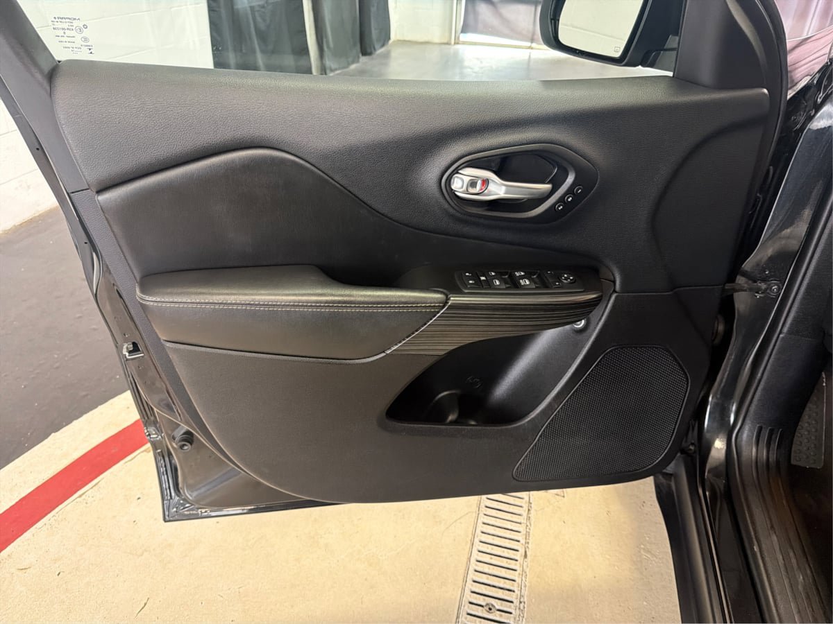 Used 2014 Jeep Cherokee Limited w/ Luxury Group AWD/4WD image 24