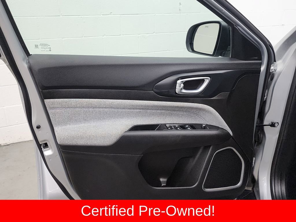 Certified 2025 Jeep Compass Latitude image 9