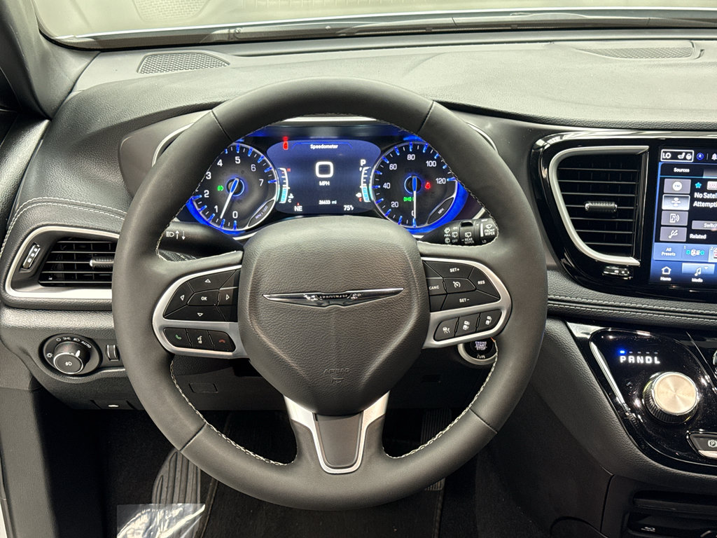 Used 2026 Chrysler Pacifica Select FWD image 11