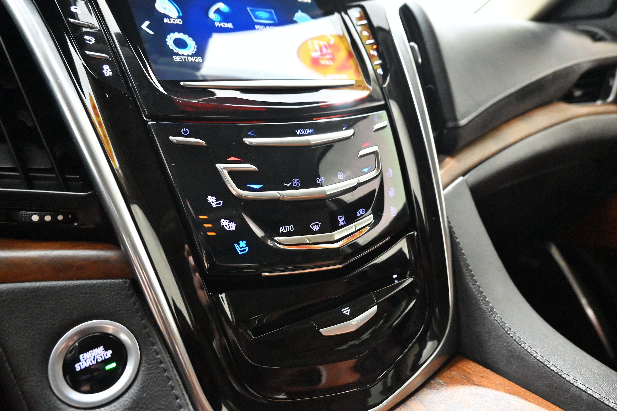 Used 2019 Cadillac Escalade Premium Luxury AWD/4WD image 17