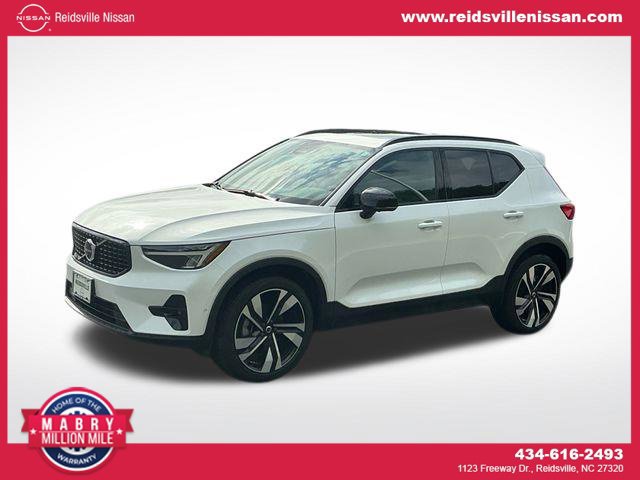 Used 2025 Volvo XC40 B5 Plus AWD/4WD image 1