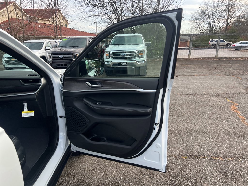 New 2025 Jeep Grand Cherokee L Limited w/ Black Appearance Package image 16