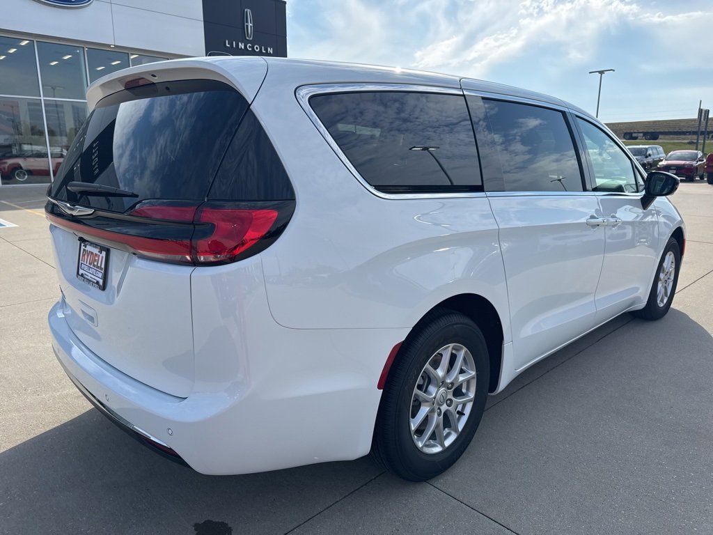 New 2026 Chrysler Pacifica Select image 32