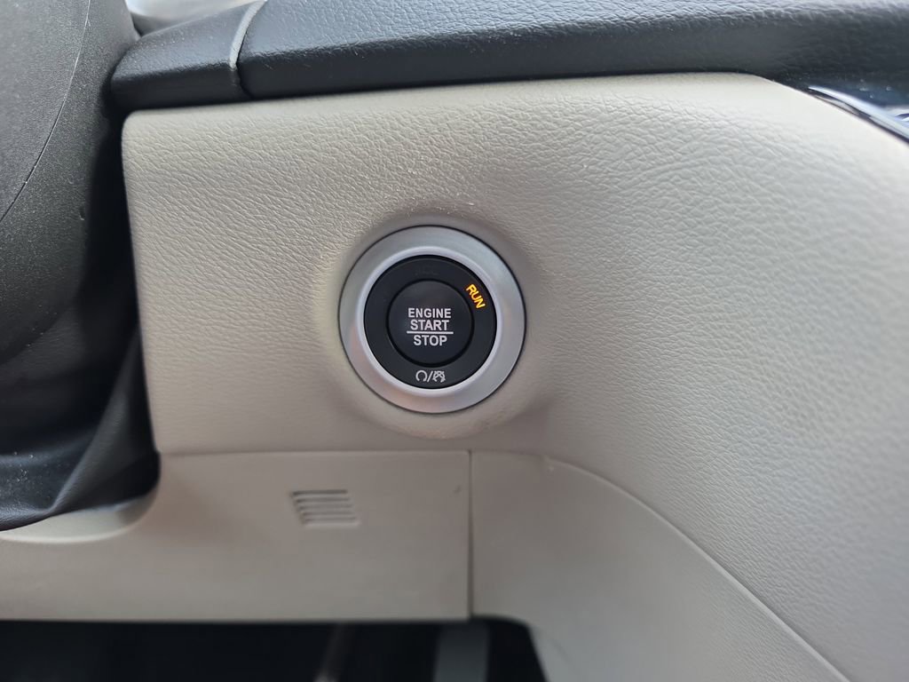 Used 2023 Chrysler Pacifica Touring-L image 23