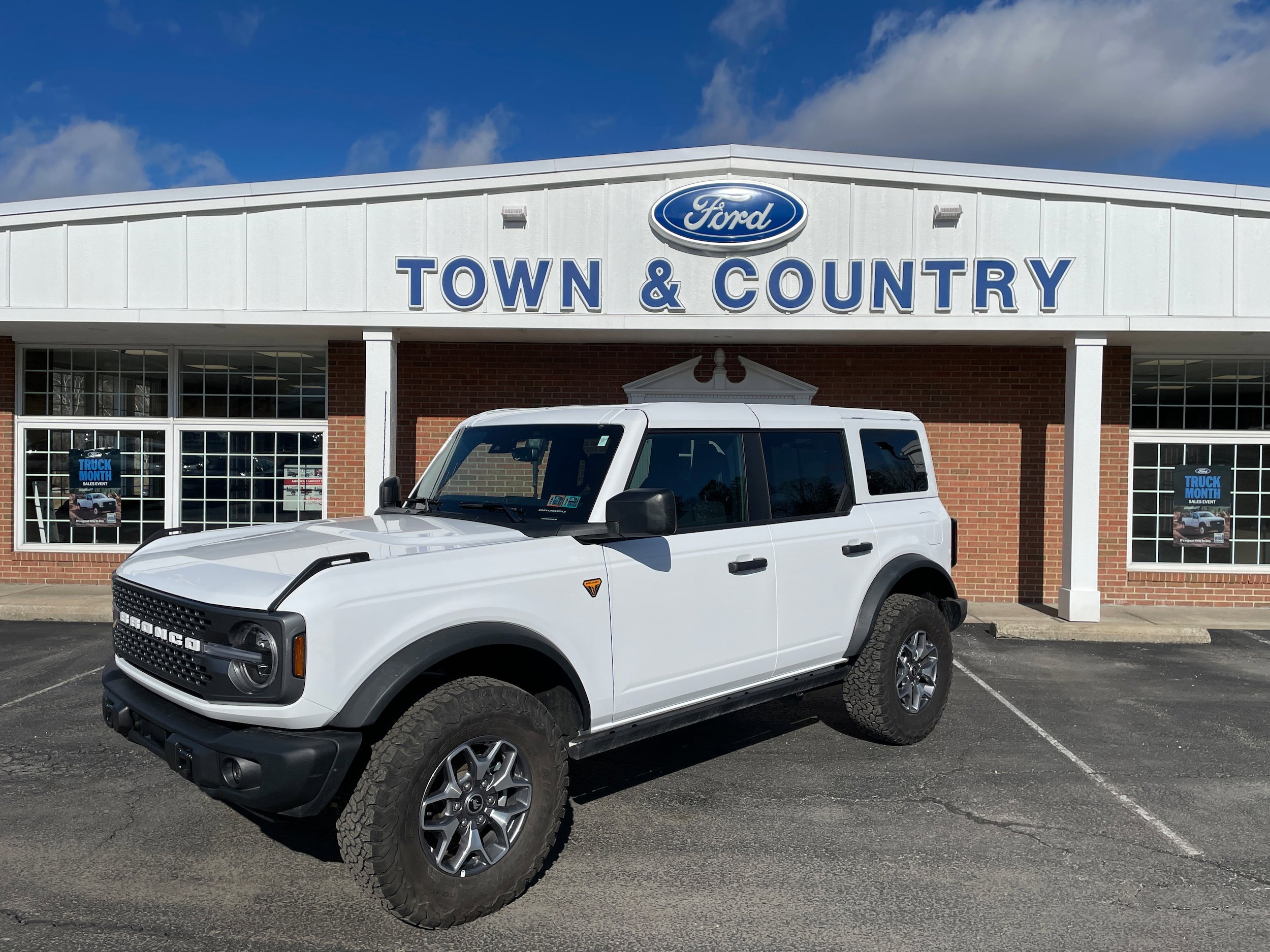 Used 2025 Ford Bronco Badlands image 1