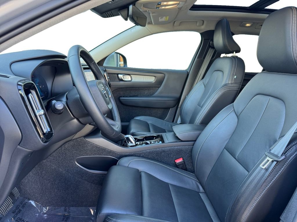 Certified 2025 Volvo XC40 B5 Plus AWD/4WD image 13