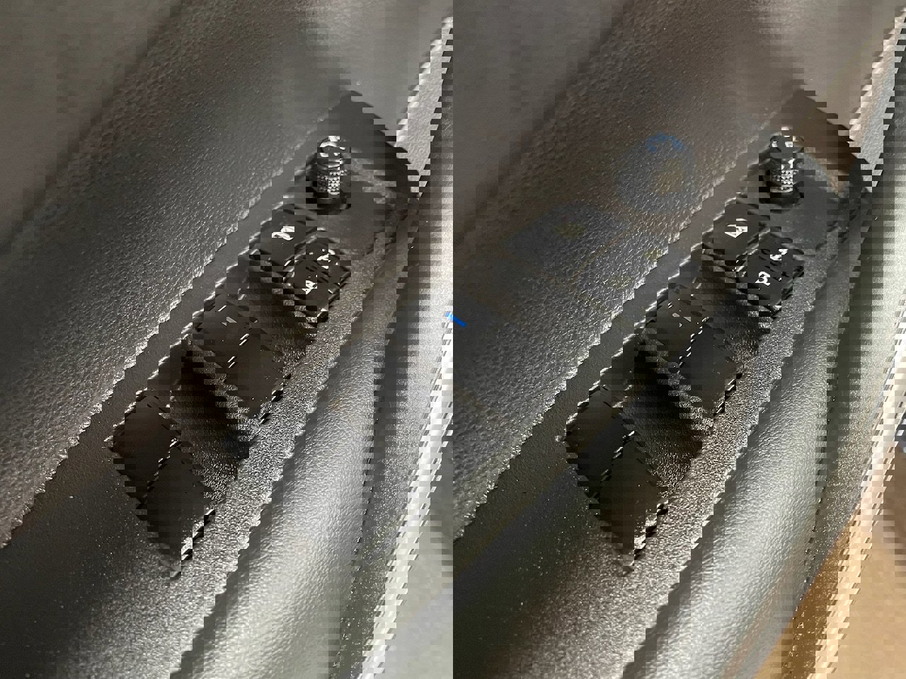 Used 2021 Toyota Corolla SE w/ Carpet Mat Package (TMS) image 11