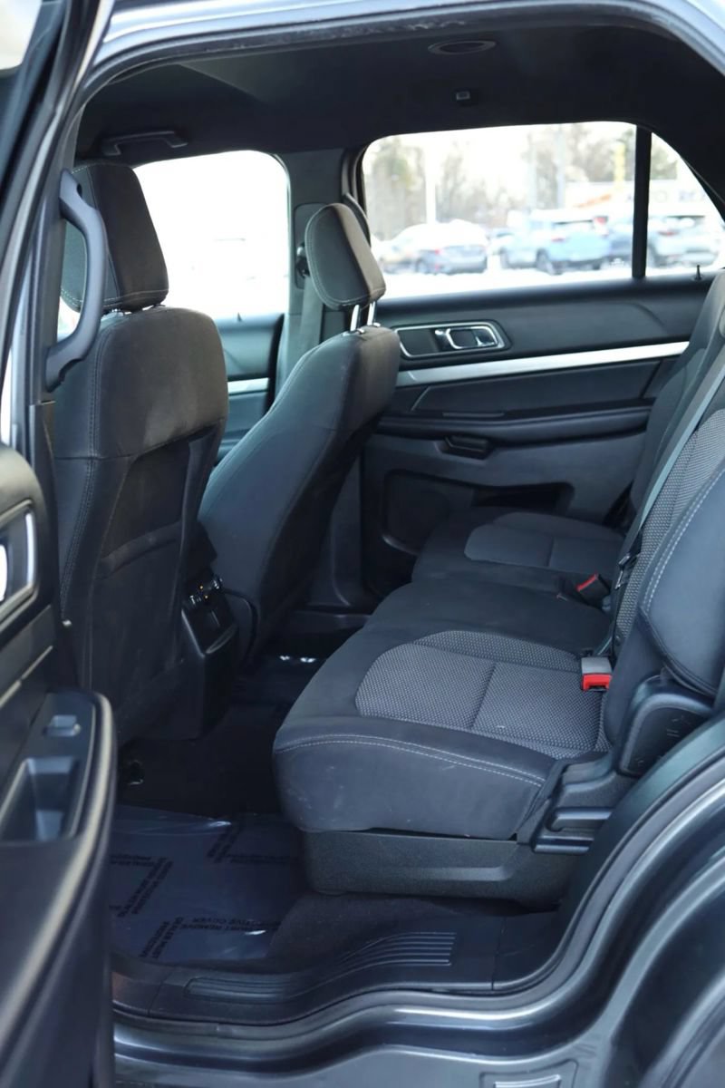 Used 2018 Ford Explorer XLT w/ Equipment Group 201A FWD image 32