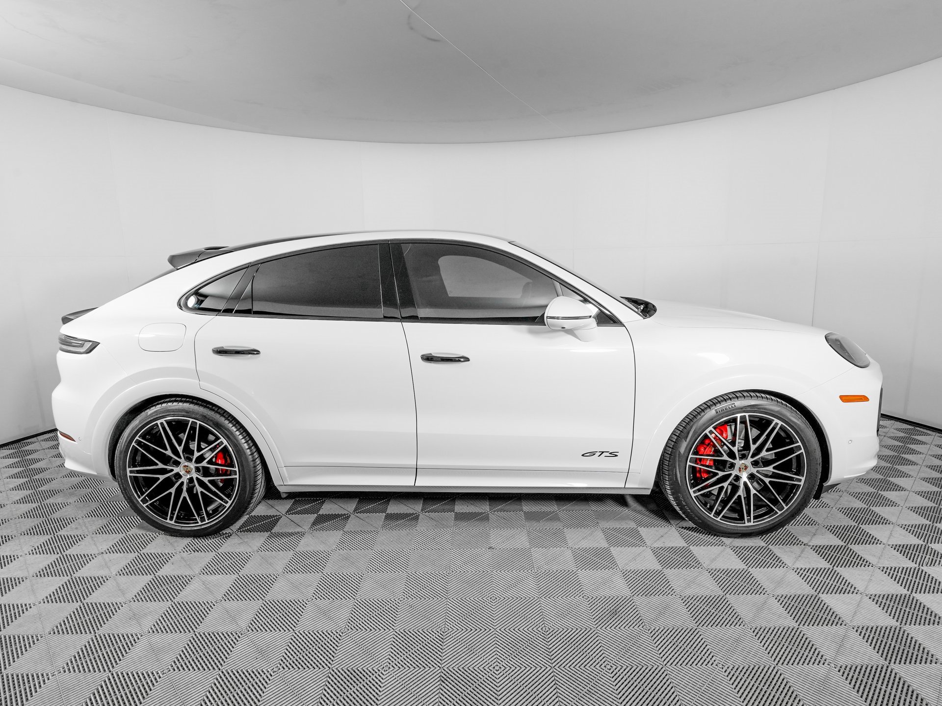 Used 2025 Porsche Cayenne GTS image 4