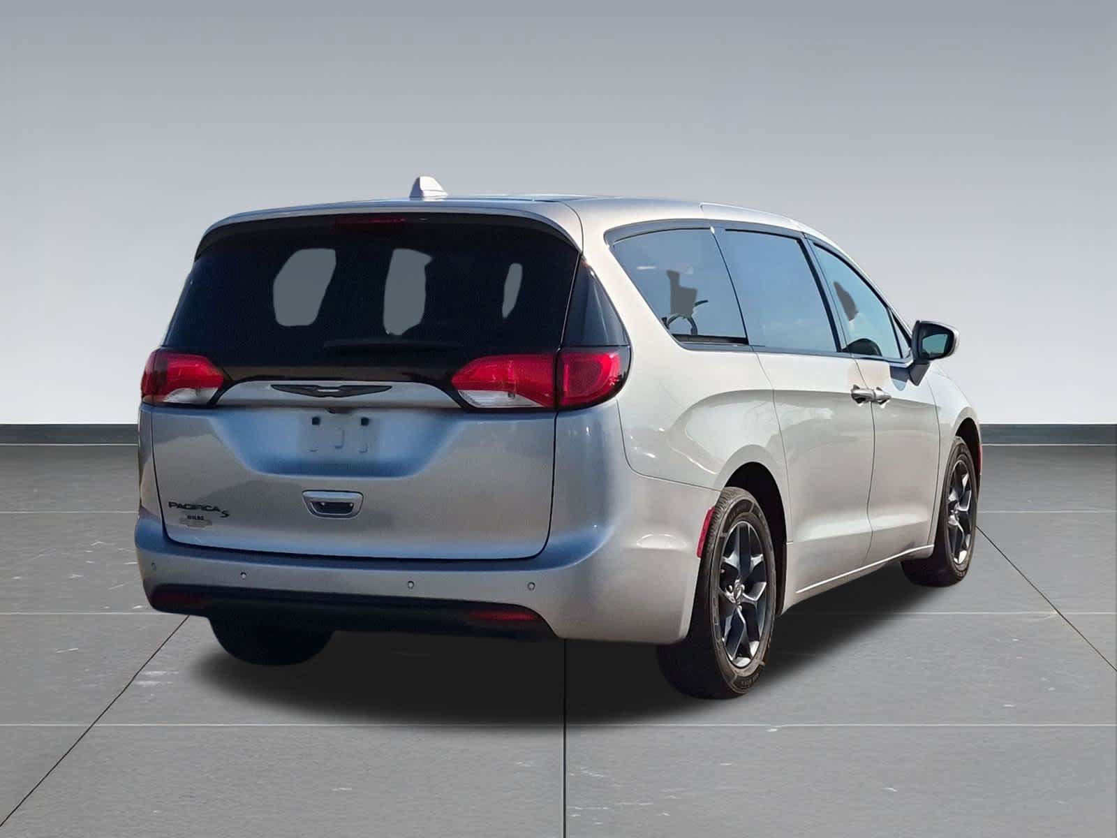 Used 2019 Chrysler Pacifica Touring Plus w/ S Appearance Package FWD image 6