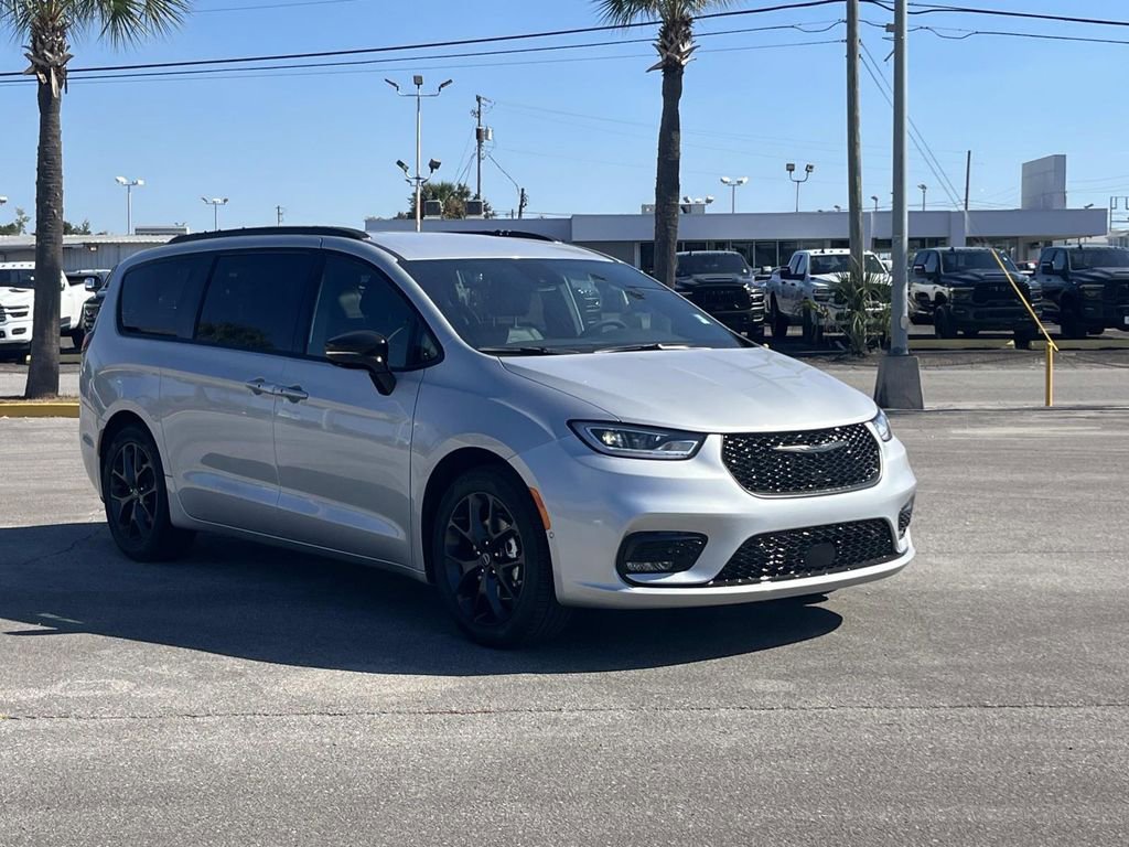 New 2026 Chrysler Pacifica Select w/ S Appearance Package FWD image 7